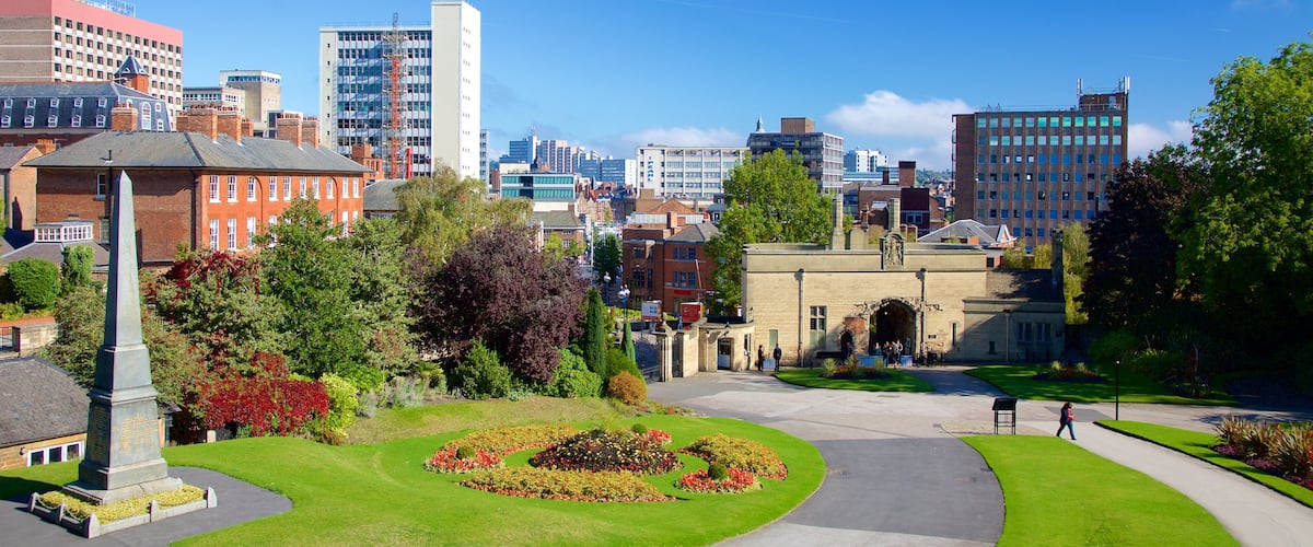 Nottingham Castle which includes a garden, skyline and a monument