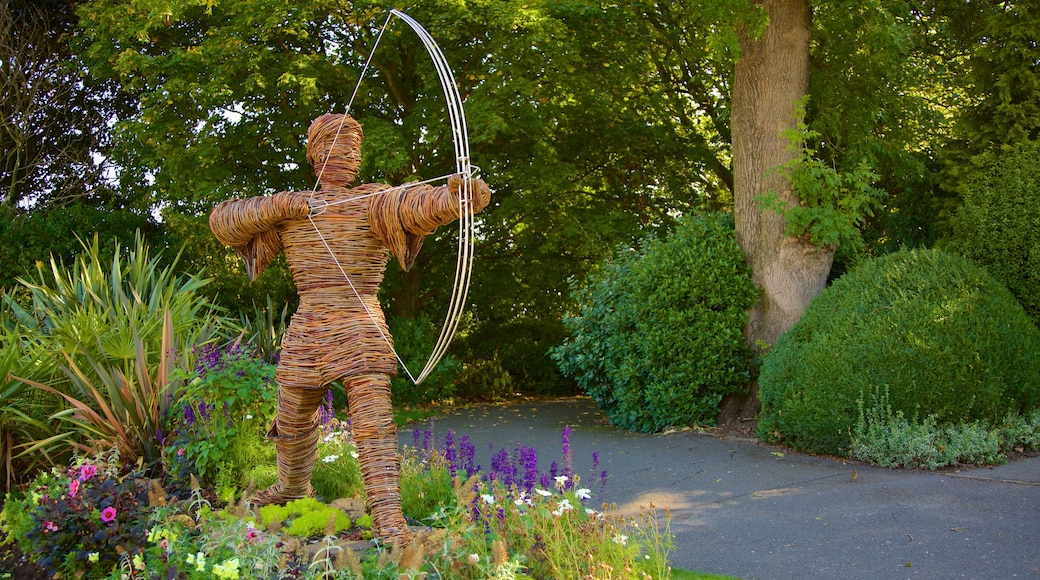 Nottingham Castle showing a statue or sculpture and a park