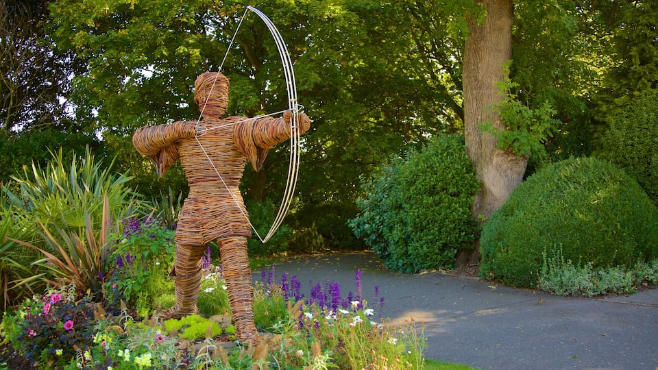 Castillo de Nottingham mostrando una estatua o escultura y jardín