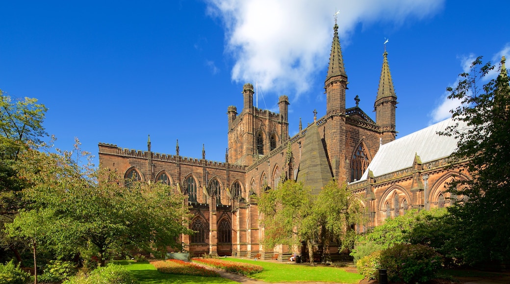 Catredral de Chester que incluye arquitectura patrimonial, un parque y una iglesia o catedral