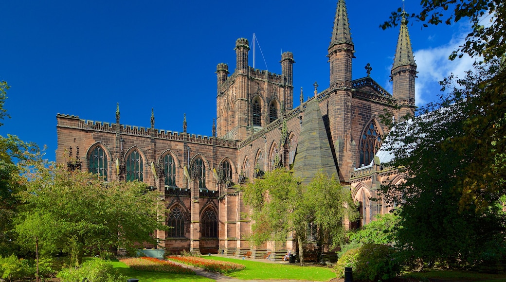 Chester Cathedral og byder på en kirke eller en katedral, historiske bygningsværker og en park