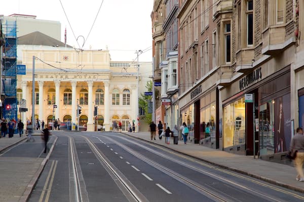 Théùtre Royal mettant en vedette ville, scÚnes de rue et scÚnes de théùtre