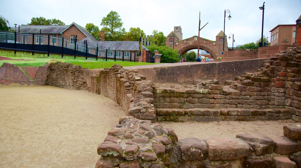 Romeins amfitheater toont een ruïne, theaters en historisch erfgoed