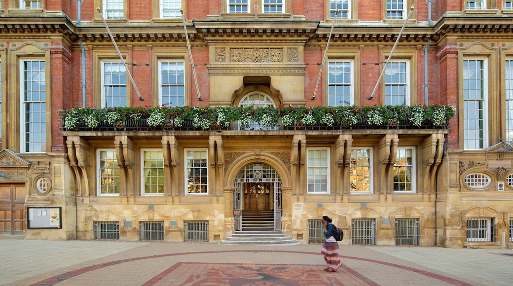 Leicester Town Hall som viser en plads eller et torv, en administrativ bygning og historiske bygningsværker