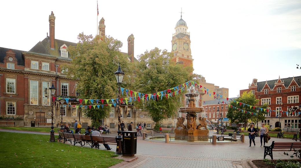 Leicester Town Hall som omfatter en plads eller et torv, et springvand og en administrativ bygning