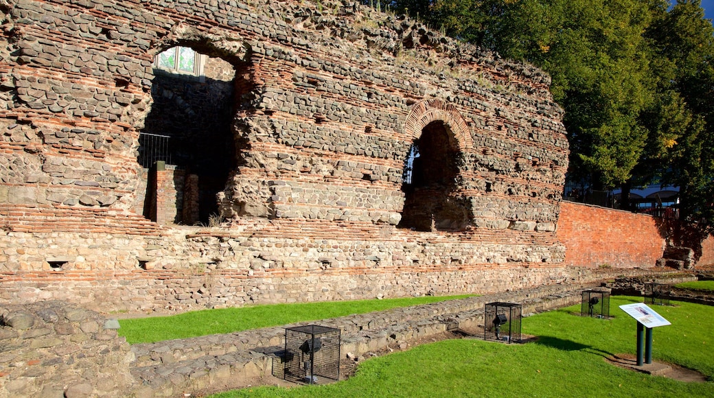 Jewry Wall caracterizando uma ruína e elementos de patrimônio