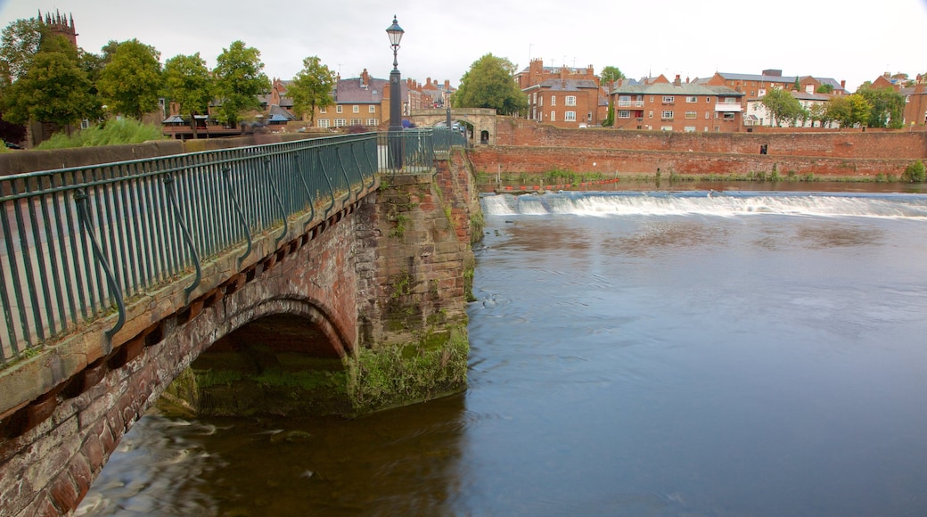 Old Dee Bridge que incluye un río o arroyo, un puente y elementos del patrimonio