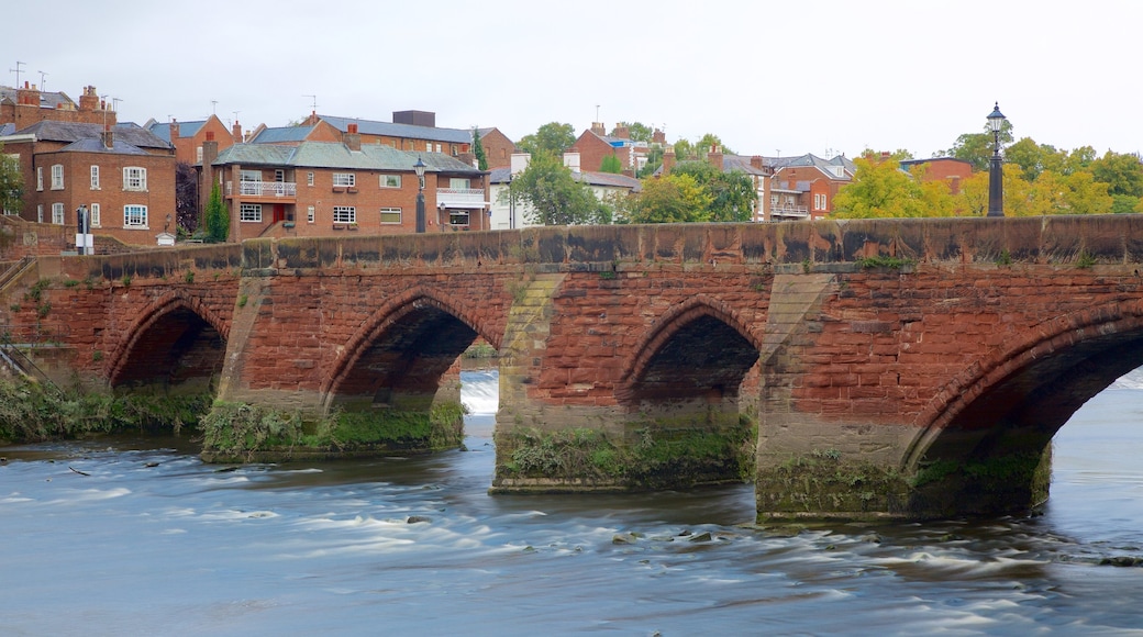 Old Dee Bridge som visar en bro, en å eller flod och historiska element