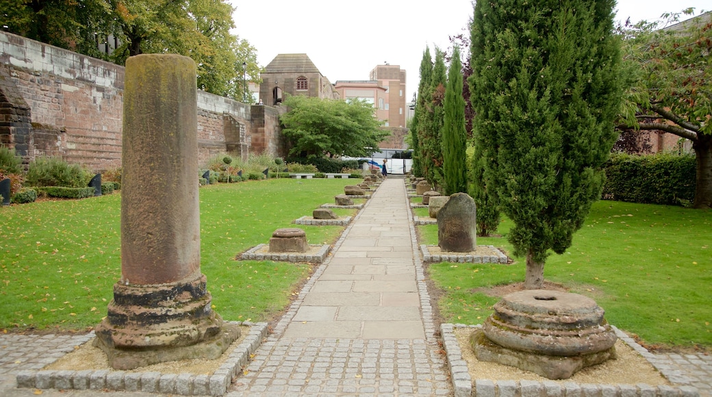 Chester ofreciendo un jardín, elementos del patrimonio y ruinas de edificios