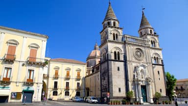 Piazza del Duomo som visar historisk arkitektur och en kyrka eller katedral