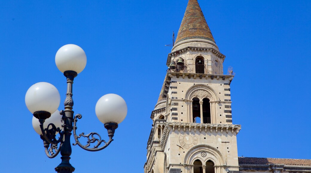 Piazza del Duomo som inkluderar historisk arkitektur och en kyrka eller katedral