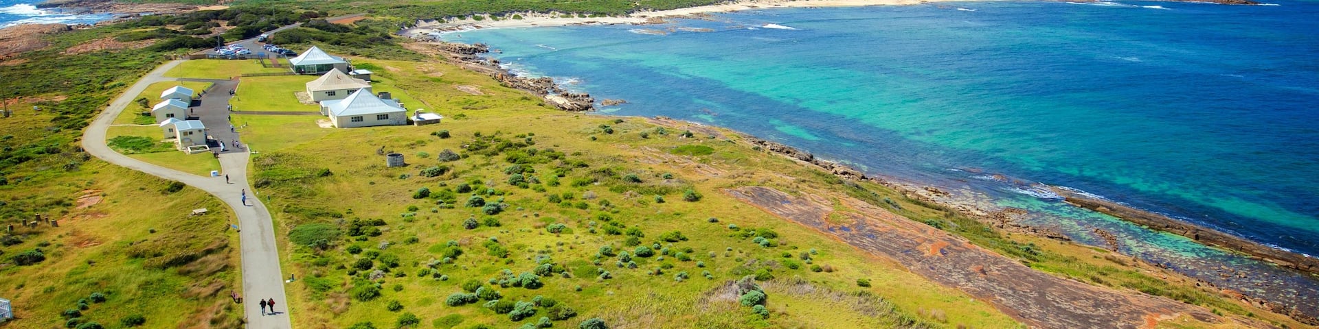 Phare de Cape Leeuwin qui includes scĂšnes de rue, une plage de sable et une petite ville ou un village