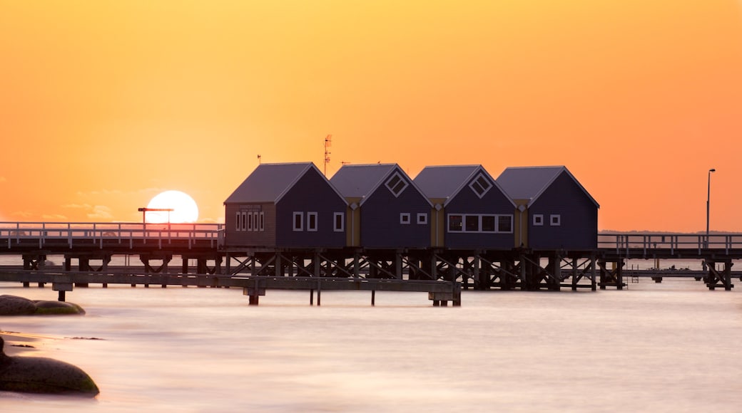 Busselton mit einem allgemeine Küstenansicht und Sonnenuntergang