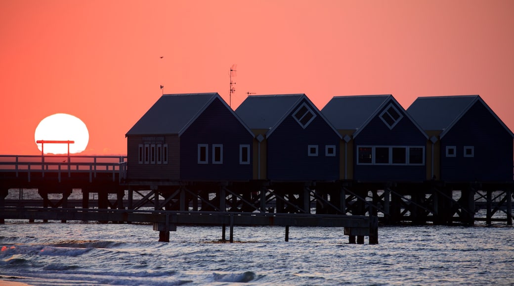 Busselton Jetty ofreciendo una puesta de sol y vistas generales de la costa