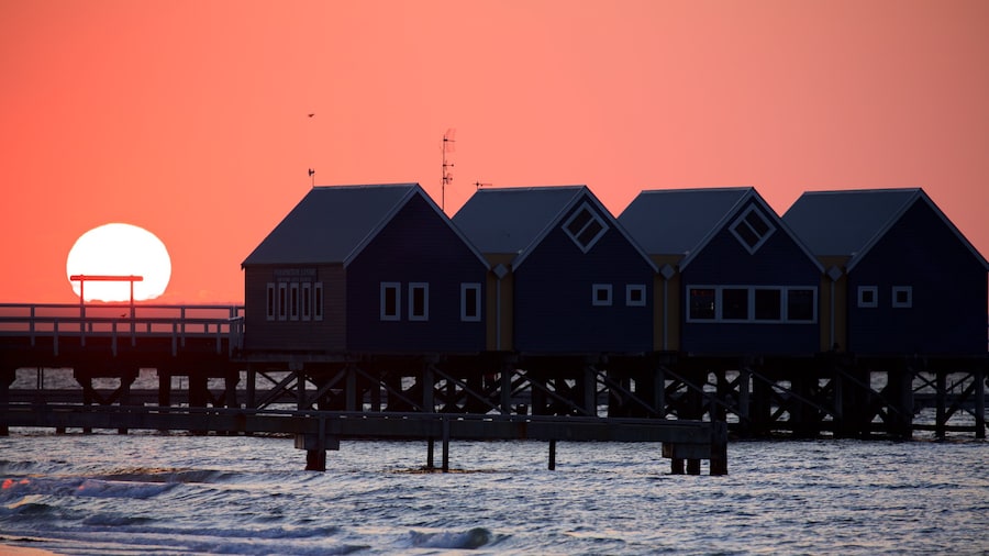 Busselton Jetty som omfatter udsigt over kystområde og en solnedgang