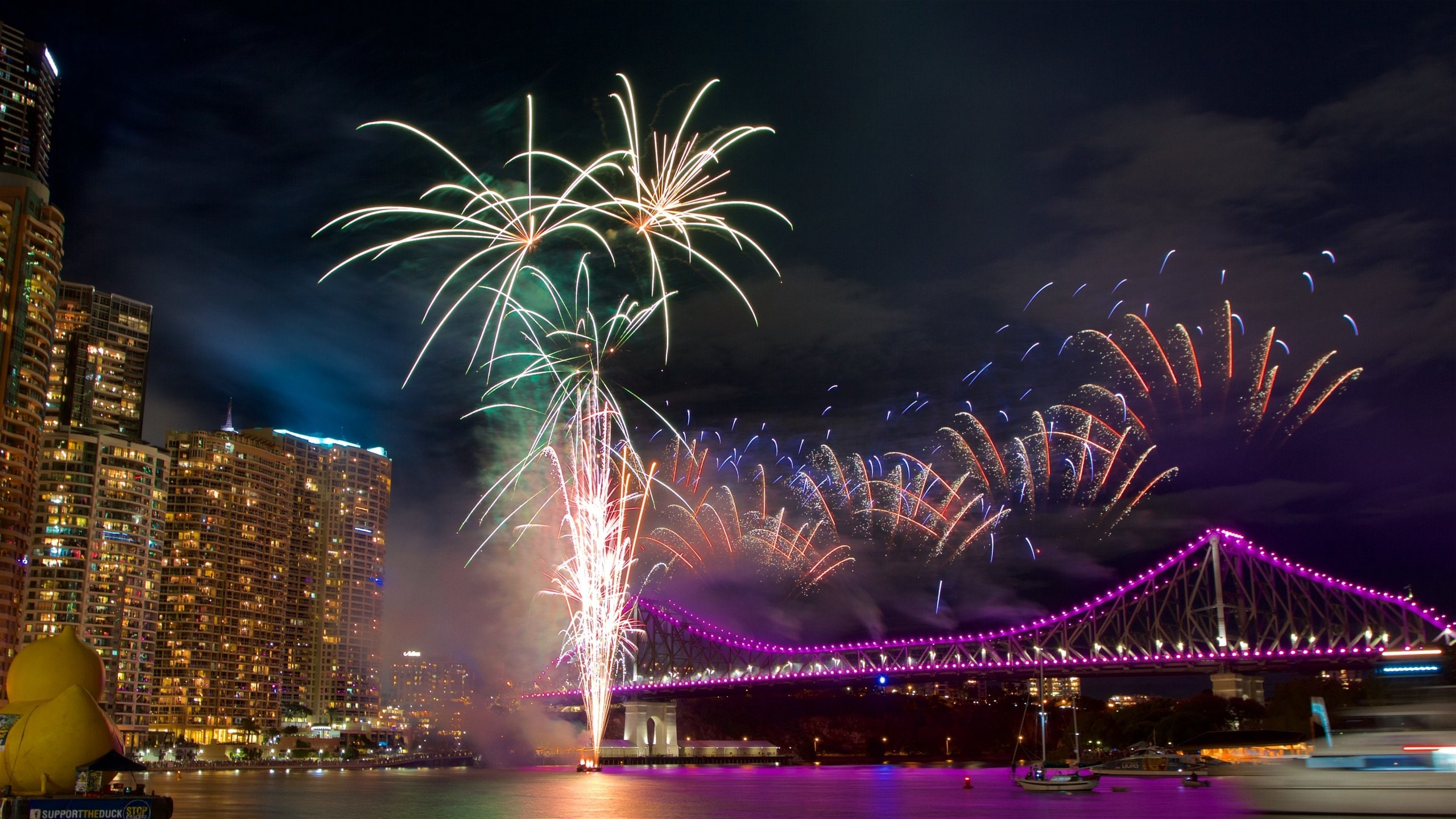 Brisbane ofreciendo un puente, una ciudad y un río o arroyo