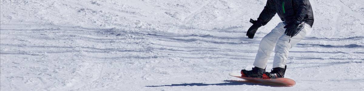Thredbo das einen Schnee und Snowboarden sowie einzelner Mann