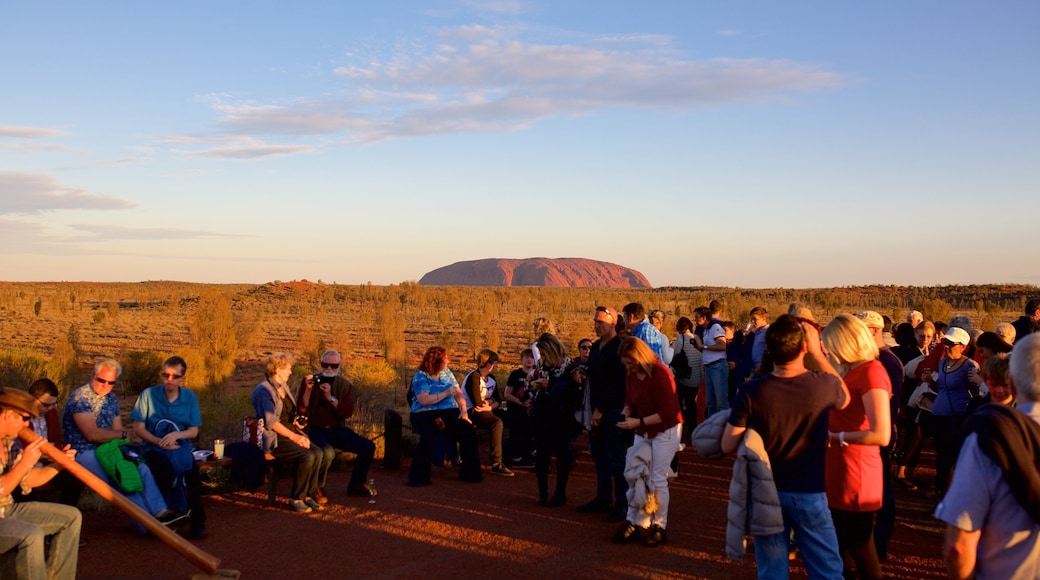 Yulara showing desert views as well as a large group of people