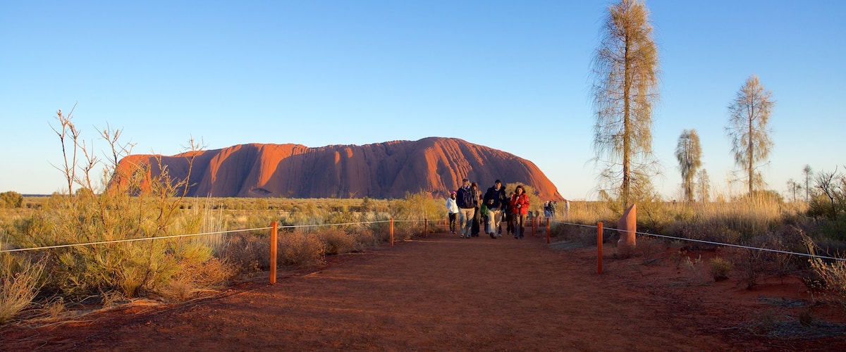 Uluru แสดง วิวทิวทัศน์ และ ทิวทัศน์ทะเลทราย ตลอดจน คนกลุ่มเล็ก