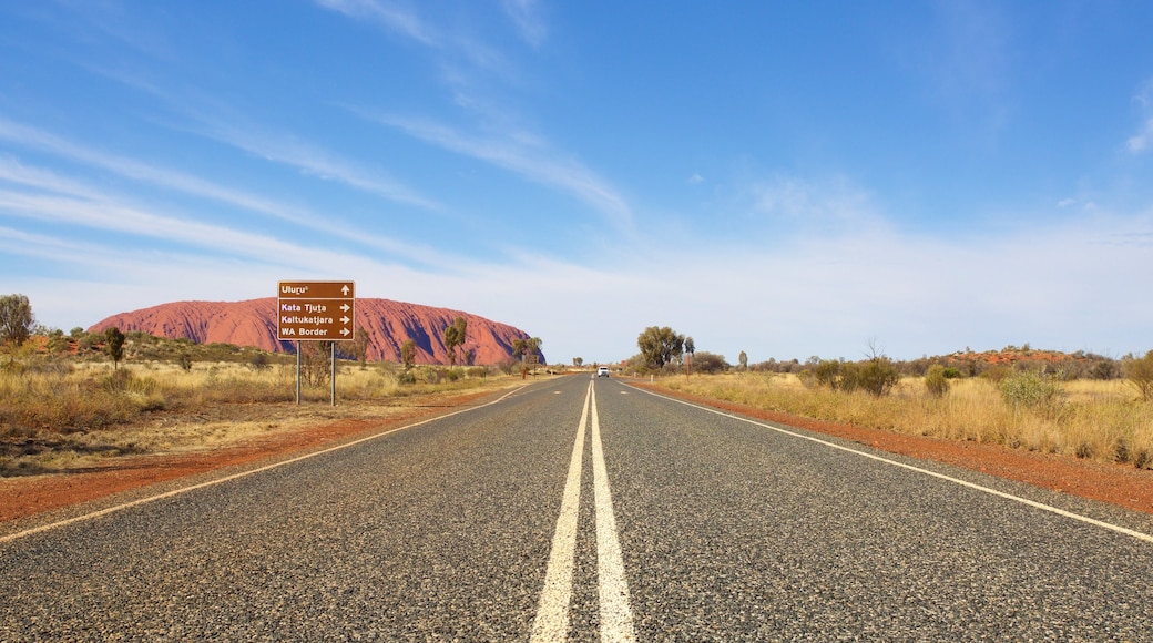 Nationaal park Uluru-Kata Tjuta toont straten, woestijnen en landschappen