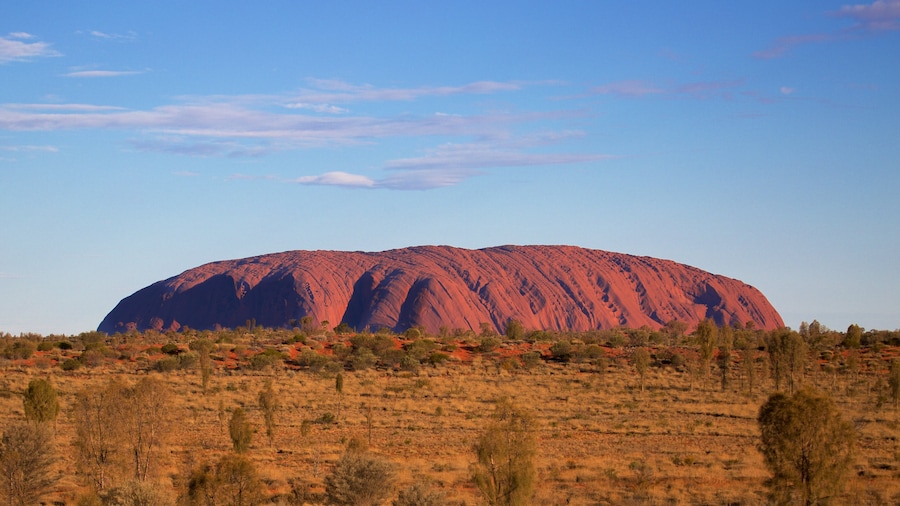 Uluru showing desert views and landscape views
