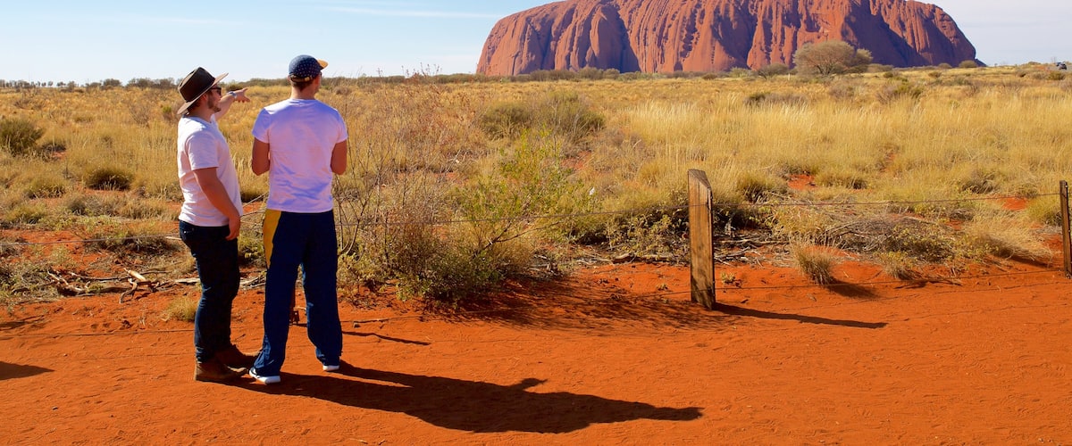 Uluru ซึ่งรวมถึง ทิวทัศน์ทะเลทราย และ วิวทิวทัศน์ ตลอดจน คู่รัก