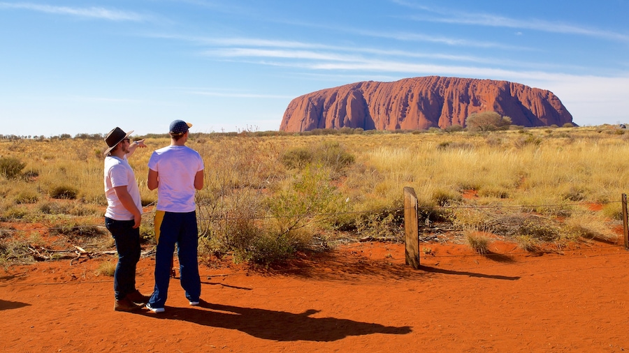 Uluru caratteristiche di vista del paesaggio e vista del deserto cosi come coppia