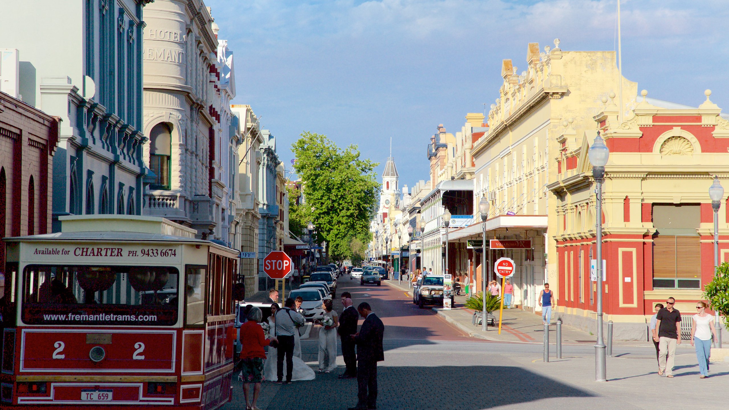 Fremantle showing signage, street scenes and a small town or village