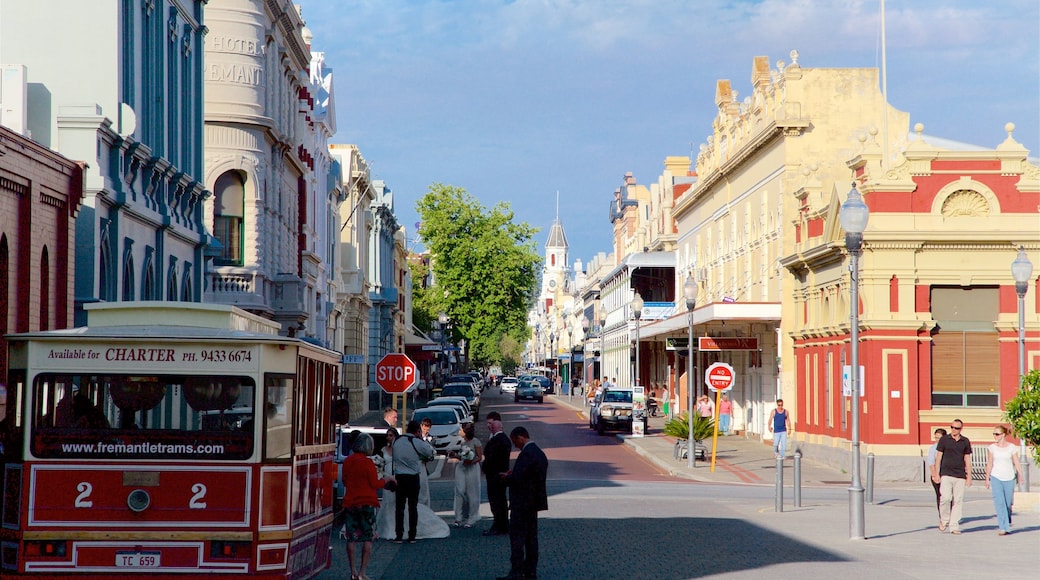 Fremantle mostrando señalización, escenas urbanas y una pequeña ciudad o pueblo
