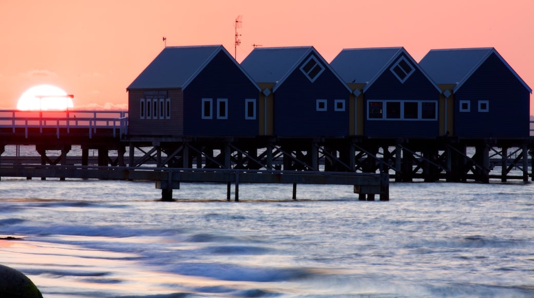 Busselton Jetty bevat een zonsondergang en algemene kustgezichten