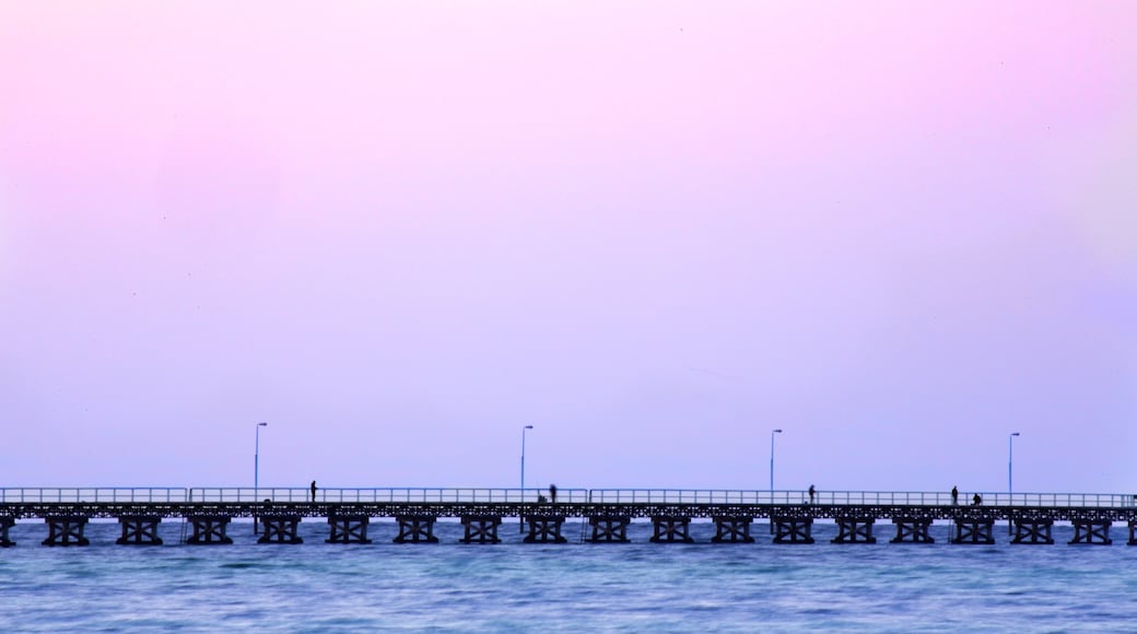 Busselton Jetty presenterar kustutsikter och en solnedgång