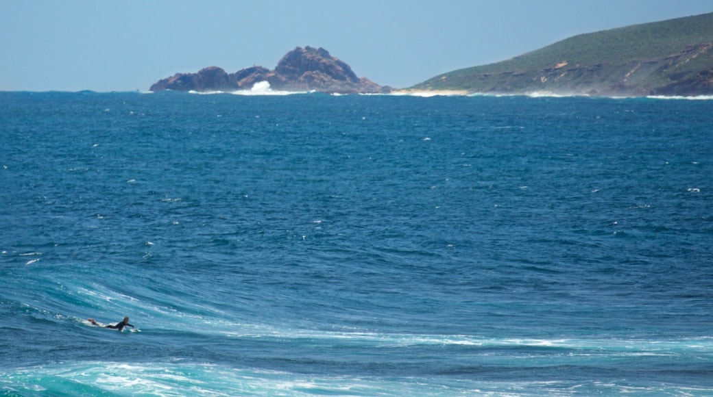 Yallingup mostrando vistas generales de la costa y surf