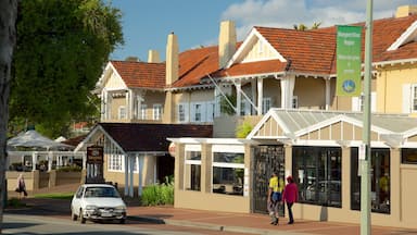 Margaret River showing signage, street scenes and a small town or village