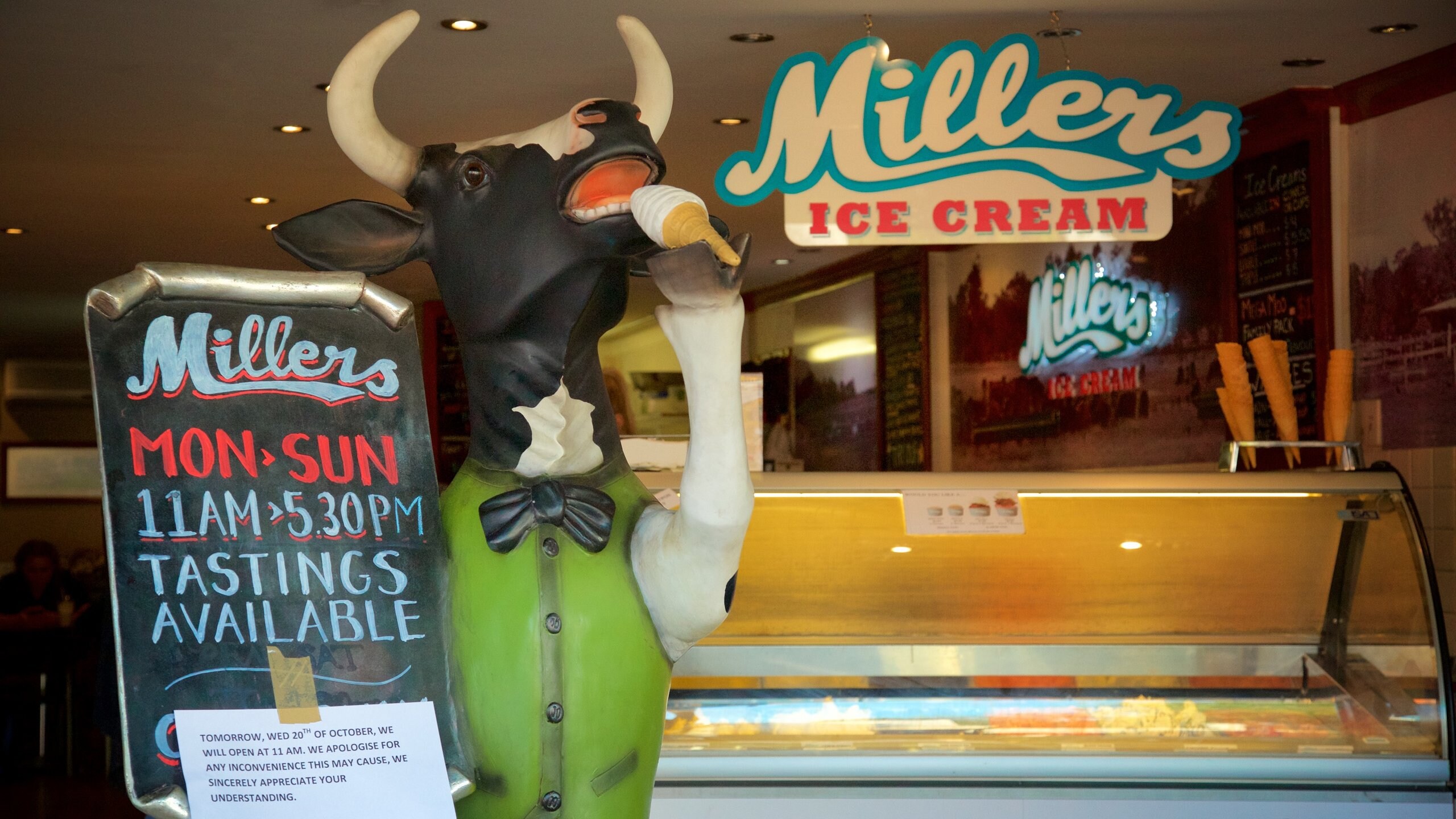 Margaret River featuring interior views and signage