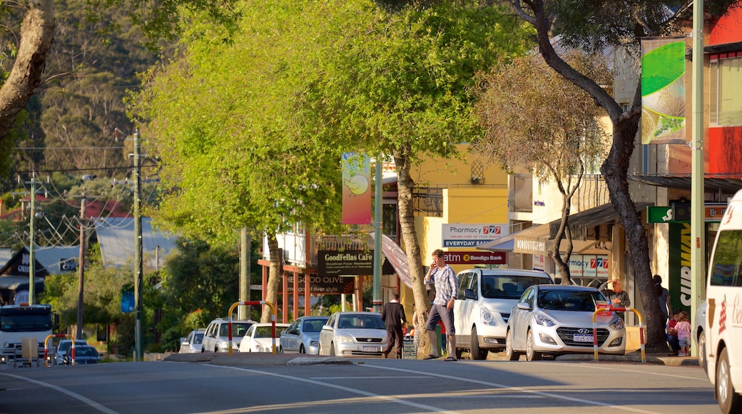 Margaret River mit einem Kleinstadt oder Dorf und Straßenszenen