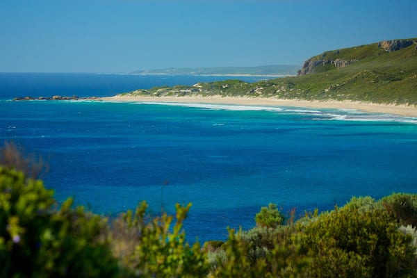 Plage de Conto montrant plage de sable et montagnes
