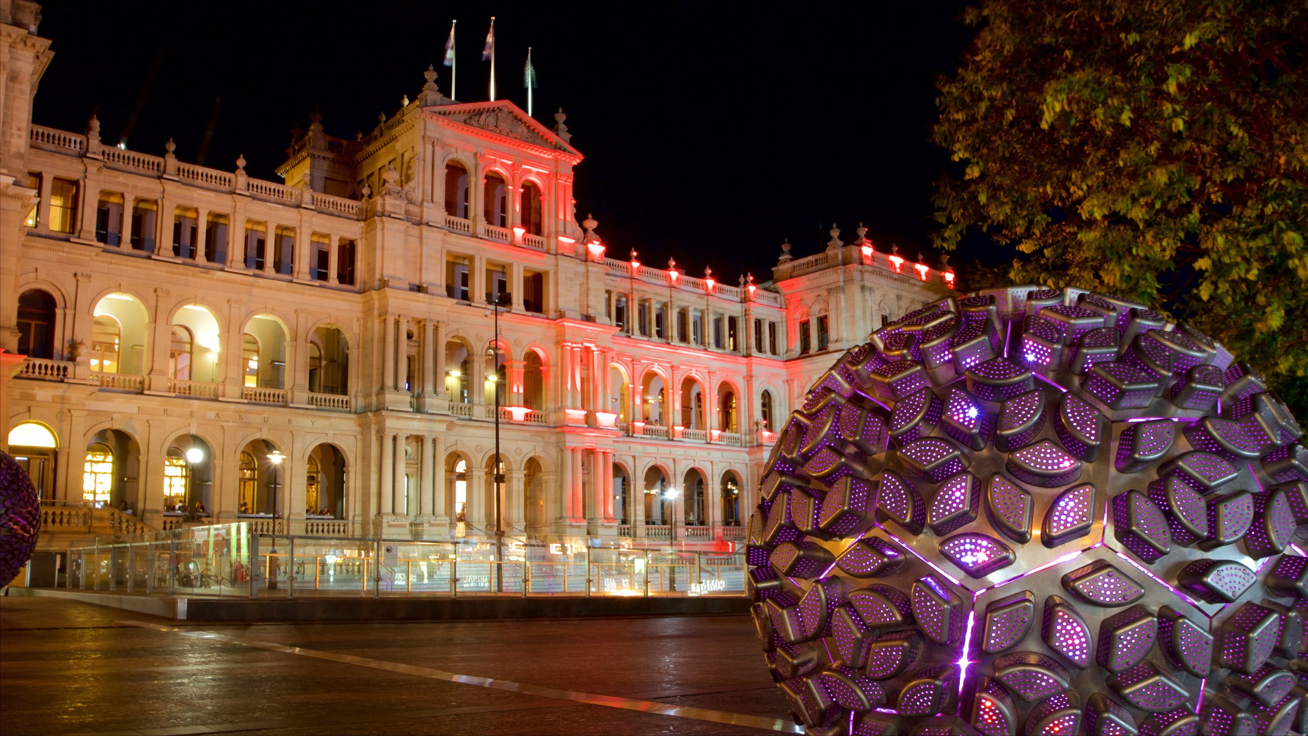 Treasury Building ofreciendo escenas nocturnas