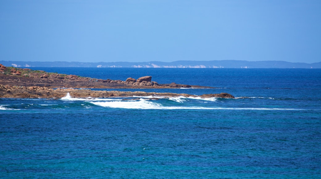 Cape Leeuwins fyr presenterar klippig kustlinje och vågor