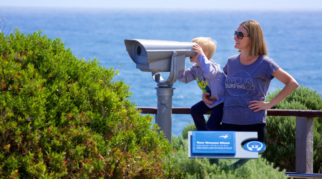 Cape Leeuwin Lighthouse welches beinhaltet allgemeine Küstenansicht und Beschilderung sowie Familie