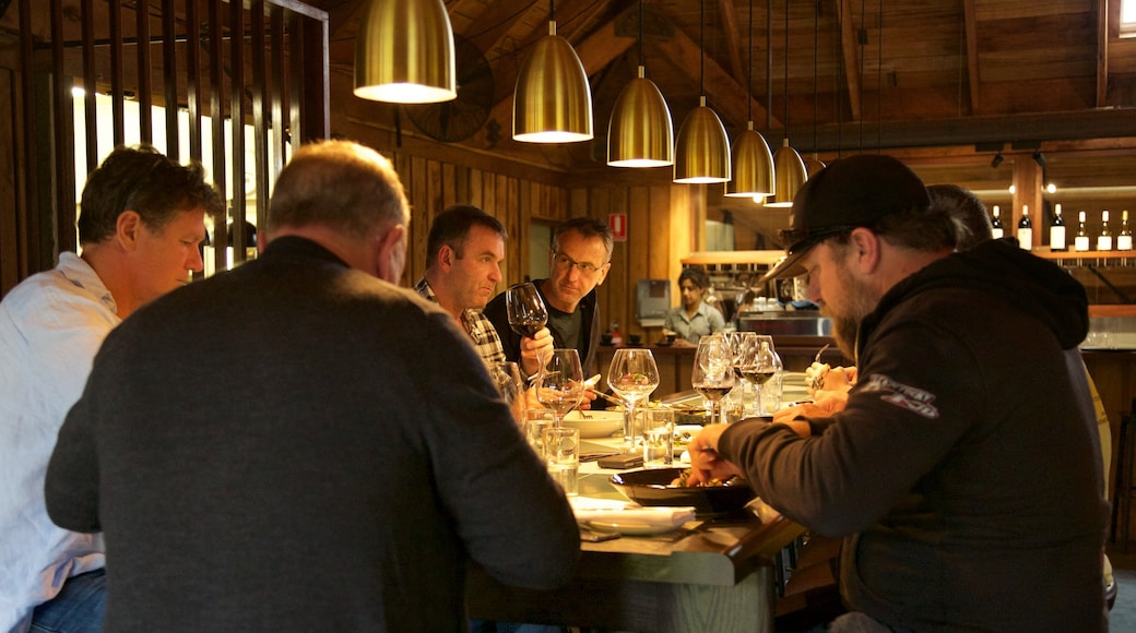 Azienda vinicola Vasse Felix che include vista interna cosi come un piccolo gruppo di persone