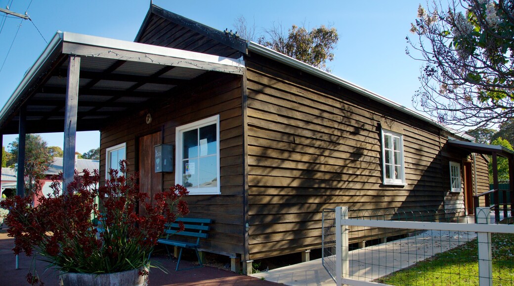 Vindistriktet Margaret River som visar ett hus och blommor