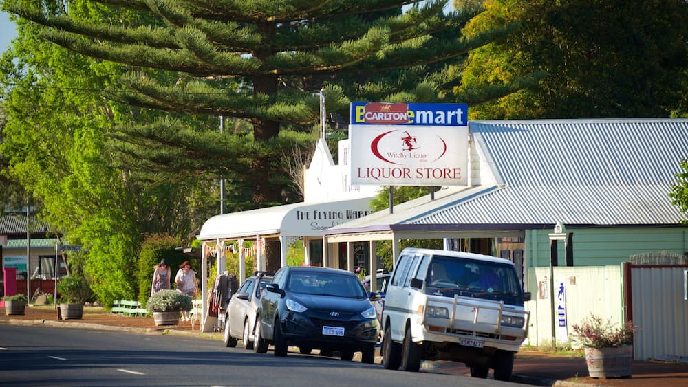 Weinanbaugebiet Margaret River mit einem Straßenszenen und Beschilderung
