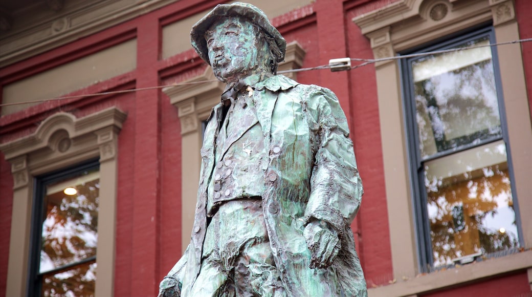 Gastown featuring a statue or sculpture