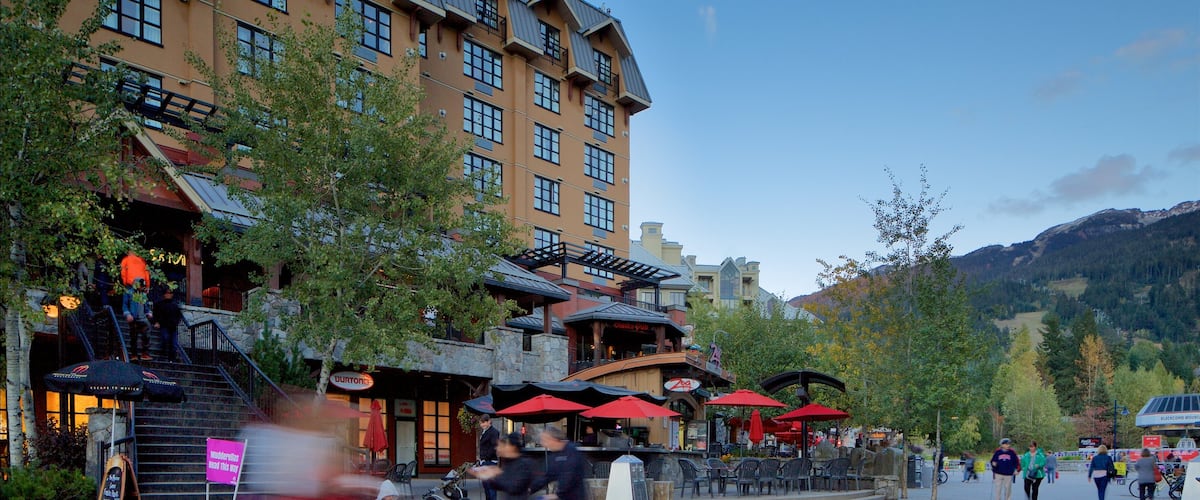Whistler Blackcomb Ski Resort que incluye un hotel o resort de lujo y un parque o plaza