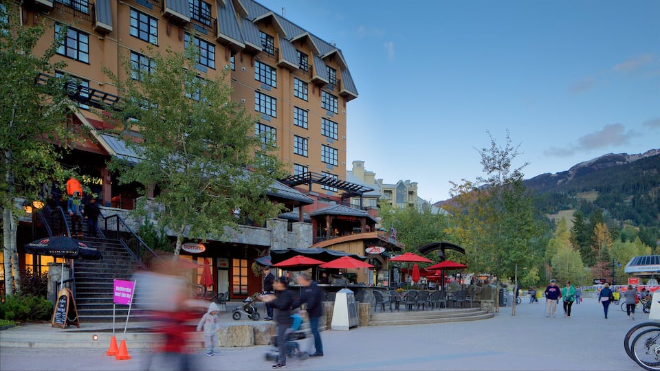 Whistler Blackcomb Ski Resort que incluye un hotel o resort de lujo y un parque o plaza