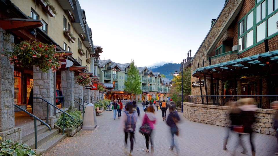 Station de ski de Whistler Blackcomb mettant en vedette square ou place et hôtel ou complexe de luxe