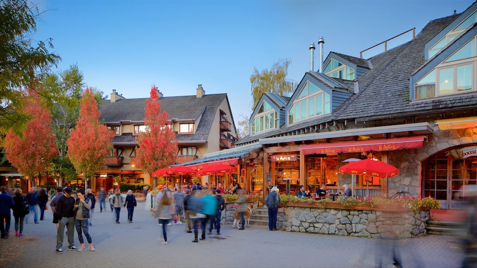 Station de ski de Whistler Blackcomb qui includes square ou place, feuilles d\'automne et hôtel ou complexe de luxe