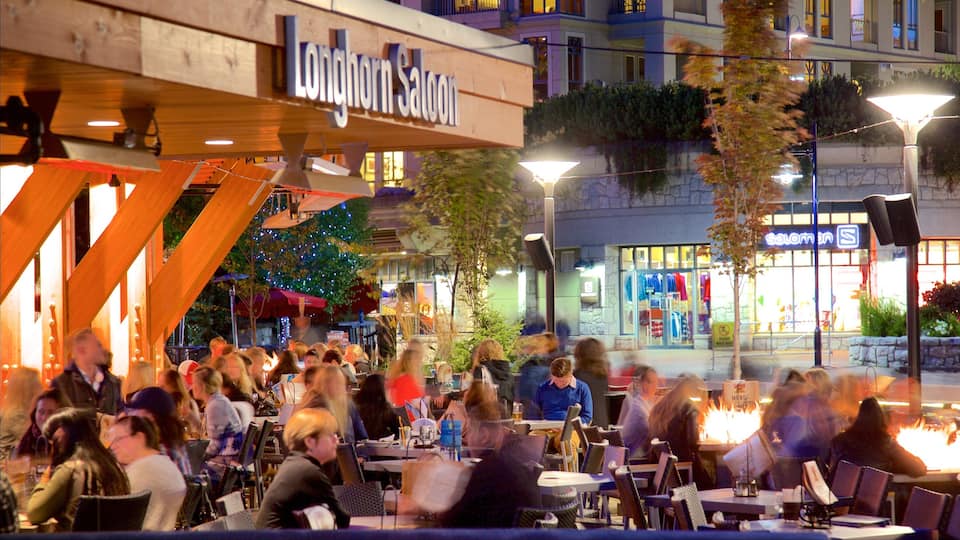 Station de ski de Whistler Blackcomb qui includes bar, scènes de nuit et square ou place