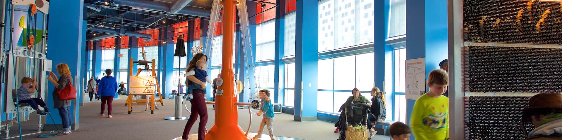 TELUS World of Science das einen Innenansichten sowie kleine Menschengruppe