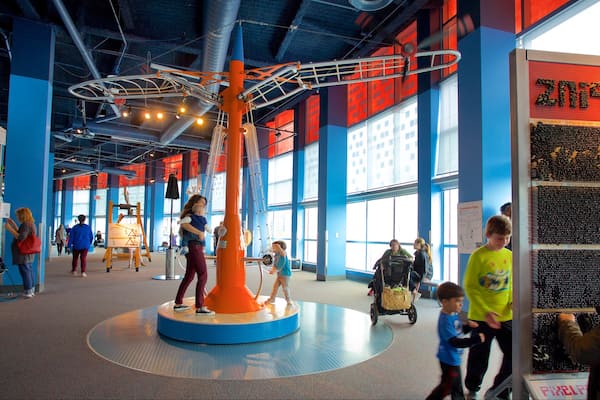 テラス ワールド オブ サイエンス どの含み 屋内の眺め 及び 少数の人々